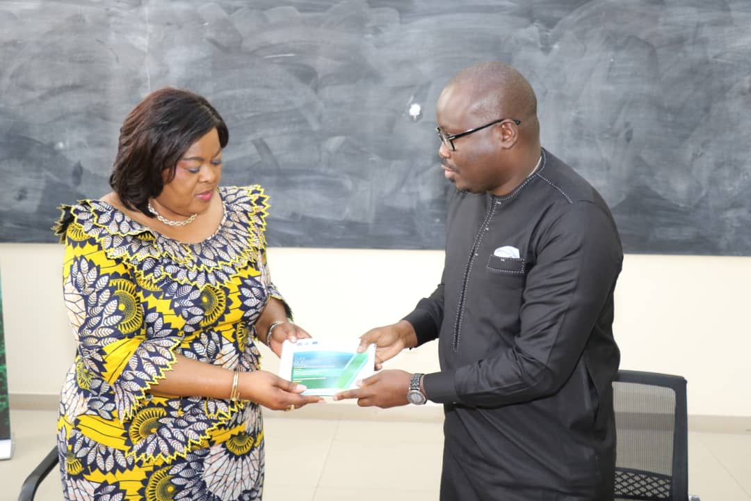 UNODC_ENV's tweet photo. This week @UNODC met with Minister of Justice DRC 🇨🇩 to launch the Rapid Reference Guide for Investigators &amp; Prosecutors of Wildlife &amp; Forest Crime! Enforcement agencies and judicial authorities will receive copies to aid their investigations and prosecutions.
#endENVcrime 🙏EU🇪🇺 https://t.co/bwxiAOasCn