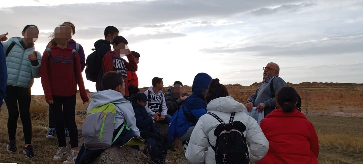 Giner_Segovia's tweet photo. Los alumnos de 1ESO en la asignatura de #BiologíaGeología, visitaron el Geomuseo de #Valseca y
observaron las valiosas colecciones de rocas, minerales y fósiles. Además, les enseñaron a fabricar una #geoda y realizaron una ruta por el Berrocal de Valseca.
#ConstruyendoGiner https://t.co/RCWyZYYGGW