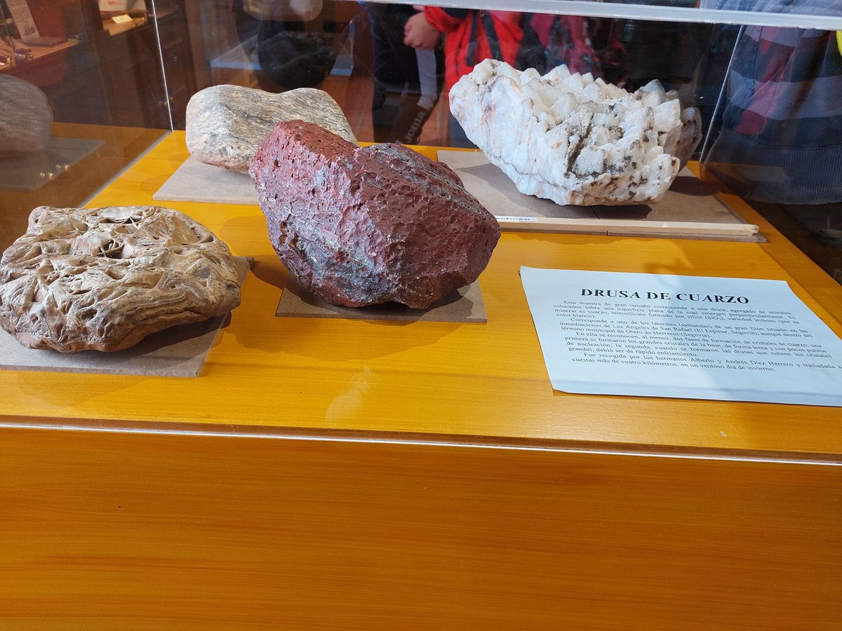 Giner_Segovia's tweet photo. Los alumnos de 1ESO en la asignatura de #BiologíaGeología, visitaron el Geomuseo de #Valseca y
observaron las valiosas colecciones de rocas, minerales y fósiles. Además, les enseñaron a fabricar una #geoda y realizaron una ruta por el Berrocal de Valseca.
#ConstruyendoGiner https://t.co/RCWyZYYGGW