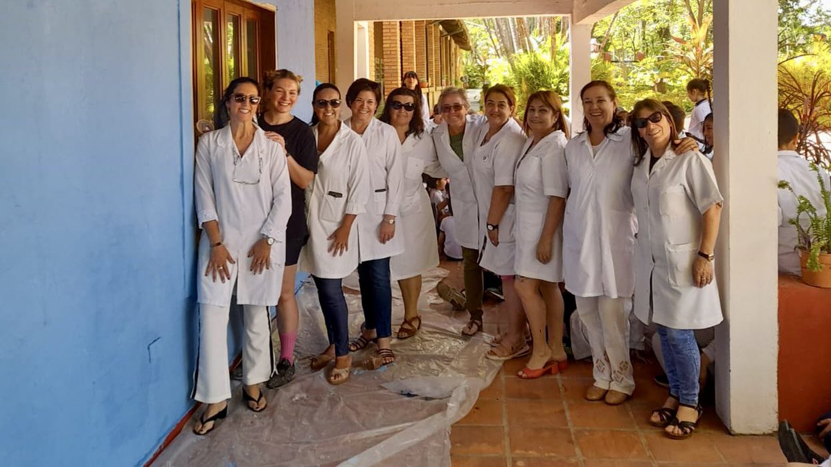 UruguayenPY's tweet photo. Comienzo del proyecto #EscuelaArtigas #SolardeArtigas @ANEP_Uruguay @MRREE_Uruguay #vinculación #UruguayosenPY #ArteCallejero #Min8 @CulturaMEC (2/3) https://t.co/RWnYKgo2my