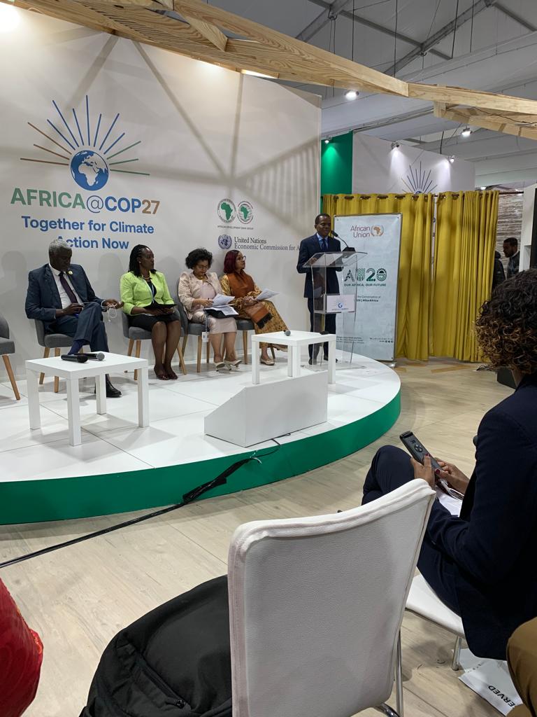 ECA_OFFICIAL's tweet image. Acting ES, Antonio Pedro delivers opening remarks at the #COP27 #AfricaDay side event - Implementation of #ClimateActions and Africa’s Responses for a Just and #SustainableTransition hosted by ECA, @AfDB_Group, @_AfricanUnion, @NEPAD_Agency and @BWPresidency.