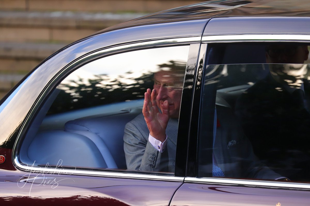 A few pics of HRH King Charles as he exits <a href="/leedslibraries/">Leeds Libraries</a> and <a href="/LeedsArtGallery/">Leeds Art Gallery</a> in #Leeds city centre this afternoon #kingcharlesleeds #kingcharles