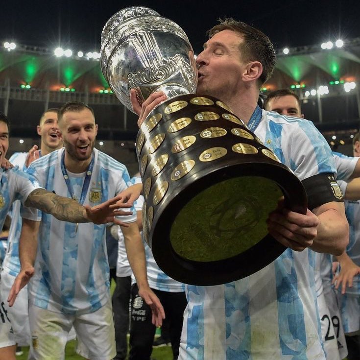 choquei's tweet photo. 🚨FUTEBOL: Com fama de acertar torneios, a ‘EA Sports’ prevê que a Argentina será a campeã da Copa do Mundo no Catar em uma final contra o Brasil. https://t.co/GxzrRwQeLa