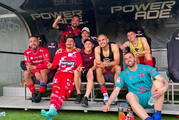 fedemateos20's tweet photo. Se terminó el año y logramos hacer historia! Feliz por cada uno de los que aporto para lograr el objetivo, orgulloso de mis compañeros, nuestras familias y de la hinchada que nos acompañó siempre!!
👹🇨🇱🇦🇷
Gracias @pepihoussay y Petunia por bancarme en todas y estar siempre!! ♥️♥️ https://t.co/1ypTL8VIkW