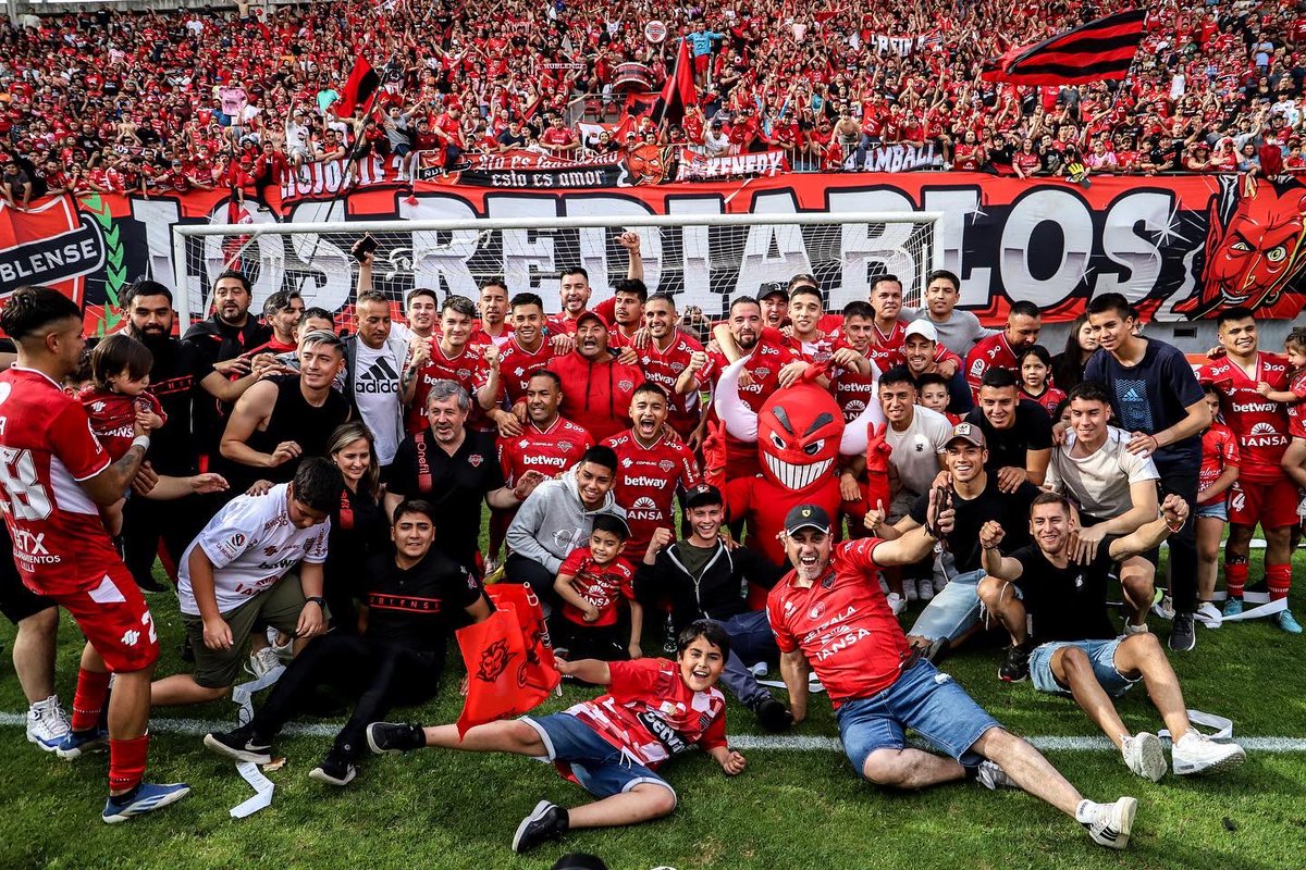 fedemateos20's tweet photo. Se terminó el año y logramos hacer historia! Feliz por cada uno de los que aporto para lograr el objetivo, orgulloso de mis compañeros, nuestras familias y de la hinchada que nos acompañó siempre!!
👹🇨🇱🇦🇷
Gracias @pepihoussay y Petunia por bancarme en todas y estar siempre!! ♥️♥️ https://t.co/1ypTL8VIkW