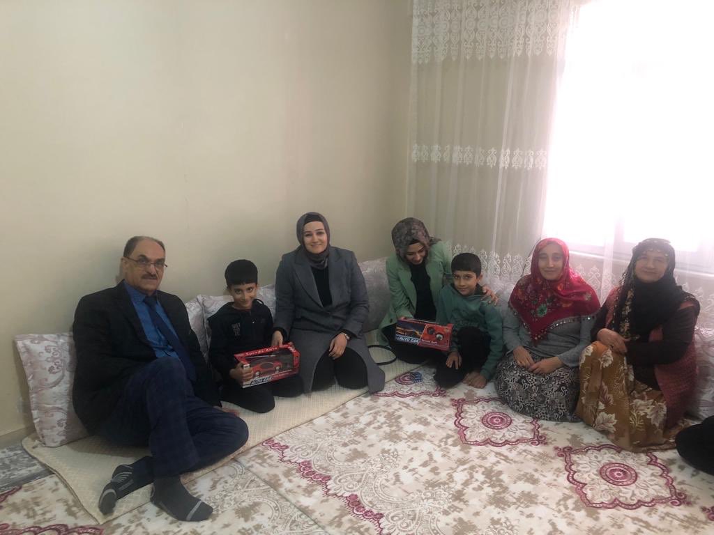 Akkadindiyarbkr's tweet photo. İl K.K Başkanımız Sn.@muzeyyenkaya İl Başkan Yardımcımız Sn.@YucedagRumeysa ve 
Diyarbakır Yeniden Yaşam Kanserle Mücadele Derneği Başkanı Şükrü Abay ile birlikte losemiyle mücadele eden minik yavrularımızdan Yusuf ve ailesini ziyaret edip moral verdiler. https://t.co/NSzFhPJJU4