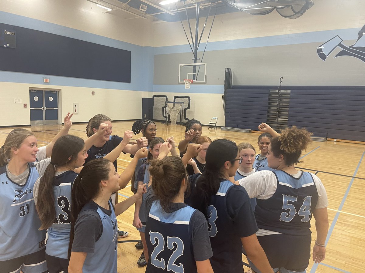 Northmen_WBB's tweet photo. We are all in! #officialseason #oakiesbasketball #preparation #team https://t.co/C4FtUuBhlQ
