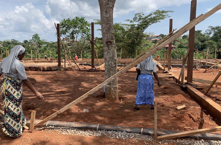 NazaretEcai's tweet photo. ¡En Cameroun seguimos soñando el #AfricanFlow! La construcción de este Infantil con la colaboración del equipo humano y profesional excepcional de @vicenteguallart nos permite hacer posible otra educación también en Cameroun!
#NazaretCorazónUniversal
👉🏻 https://t.co/Bft62rL50T https://t.co/FG1o0Y7GQn