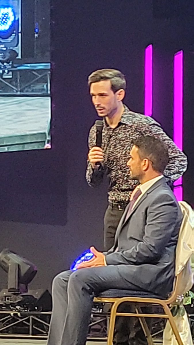 Como líder Cristiano, nuestra labor es hablar del novio (Jesus) a la novia (la iglesia), para que el enamoramiento sea con El, no contigo.
<a href="/Itiel/">Itiel Arroyo</a>