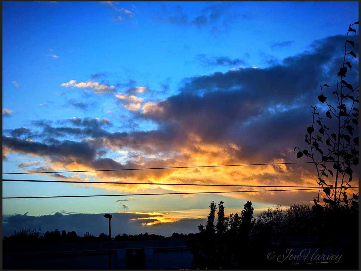 JonHarvey64's tweet photo. Caught the Sunset before the clouds.
Good evening everyone, have a goodun.
#gardening #photography #art
#lovewildlife #lovenature #savethebees  
#recycling #MentalHealthAwareness #BeKind #sunset #beautiful #StormHour #ThePhotoHour https://t.co/TpxBTS6dD9