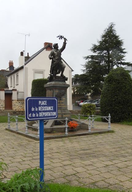 MasterDef_R2's tweet photo. Sur la route de Vannes, quelques détour pour (re-)découvrir certains monuments. A #Merdrignac, la mémoire de la #GrandeGuerre le poilu d'Elie Le Goff s'est pour une part effacée derrière la mémoire de la #2eGM.
@FabienLostec https://t.co/9SvKhHGGI8