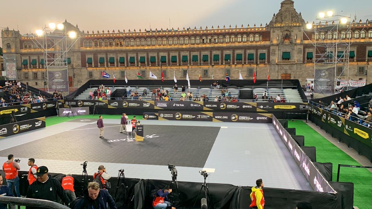 ferbelaunzaran's tweet photo. En la mañanera, @lopezobrador_ retó a los defensores del INE a marchar al Zócalo mientras instalaba una cancha de beisbol en la plancha para evitar que lo hicieran.

La demagogia desmentida por los hechos.

Es la historia del sexenio. https://t.co/pwCLLtTw1G