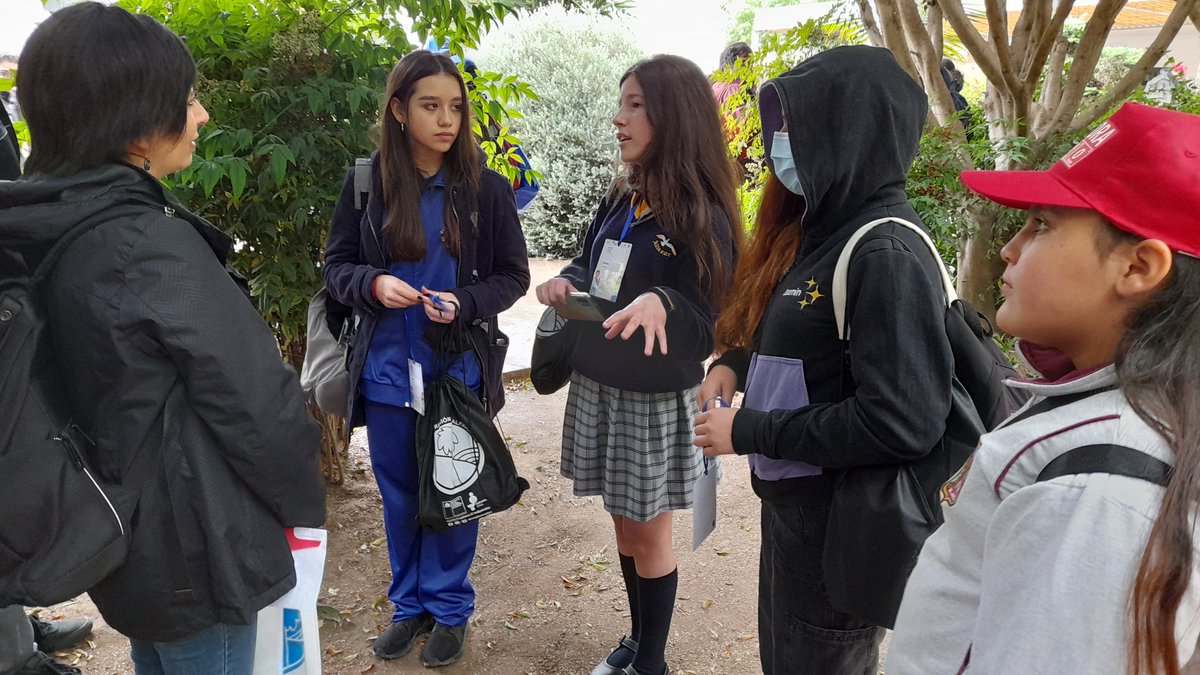 exploravalpo's tweet photo. ¡La lluvia 🌧️ no los detendrá 😁! Ya arrancó la decimoctava edición del #CongresoExplora y los estudiantes dialogan sobre lo humano y lo divino con investigador@s @pucv_cl @InvestigandoUV @usantamaria y @upla_comunica en húmeda pero entrete jornada 🌈 https://t.co/vRV8PA6ksX https://t.co/eNKy826PTH