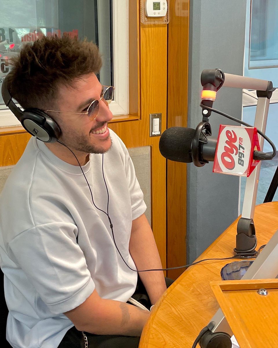 Oye897's tweet photo. @AntonioJSMazuec nos presenta su nuevo sencillo #Tengo en entrevista #Oye con #ElDebraye de @pao_sasso y @PonchoYezka 🥰 
Nos contó lo más loco que ha hecho por año y hasta nos cantó un rolón de Luismi 🫶🏻🔥
Próximamente la entrevista en https://t.co/MLHxM4mDbk https://t.co/oqtA7kQFTm