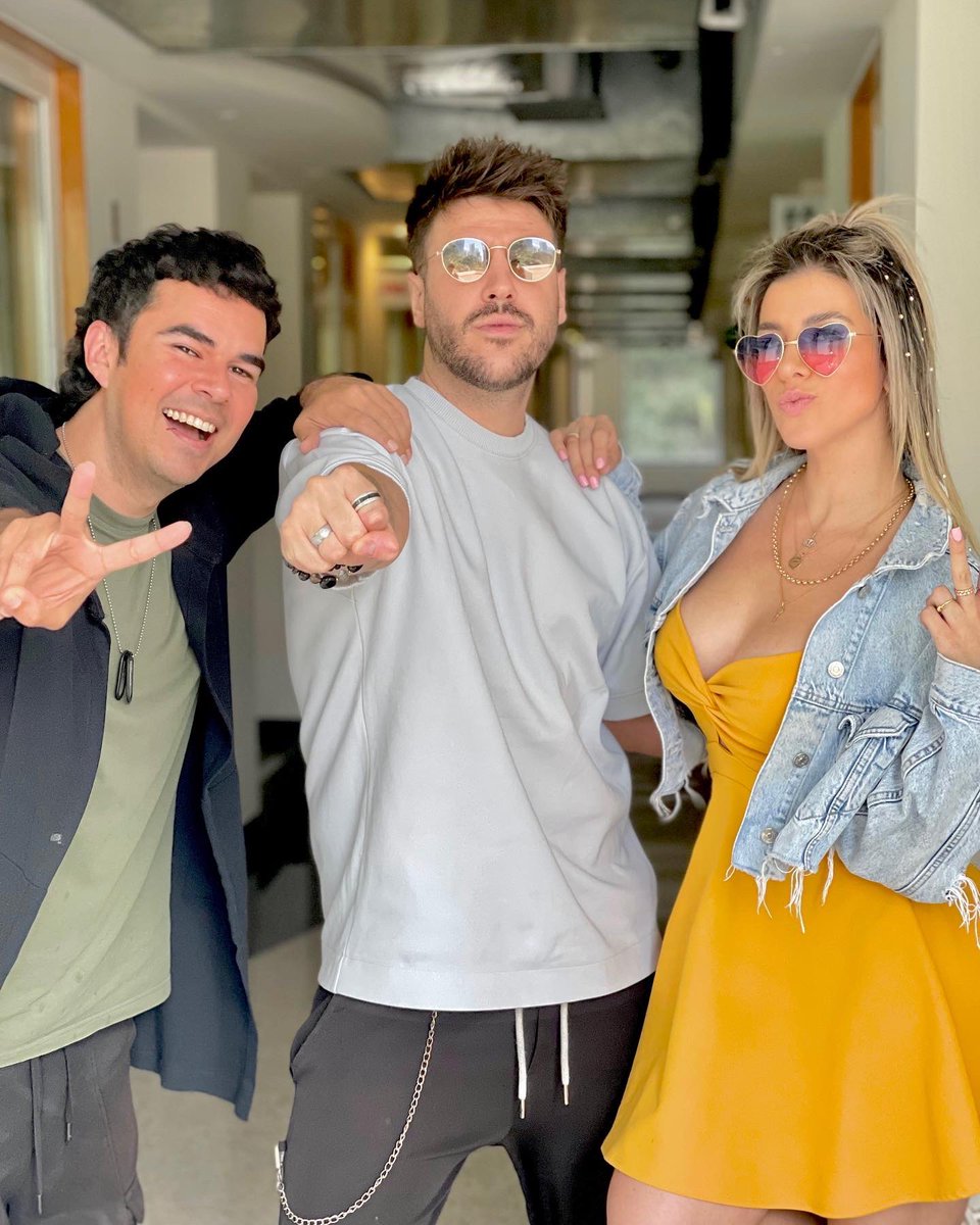 Oye897's tweet photo. @AntonioJSMazuec nos presenta su nuevo sencillo #Tengo en entrevista #Oye con #ElDebraye de @pao_sasso y @PonchoYezka 🥰 
Nos contó lo más loco que ha hecho por año y hasta nos cantó un rolón de Luismi 🫶🏻🔥
Próximamente la entrevista en https://t.co/MLHxM4mDbk https://t.co/oqtA7kQFTm