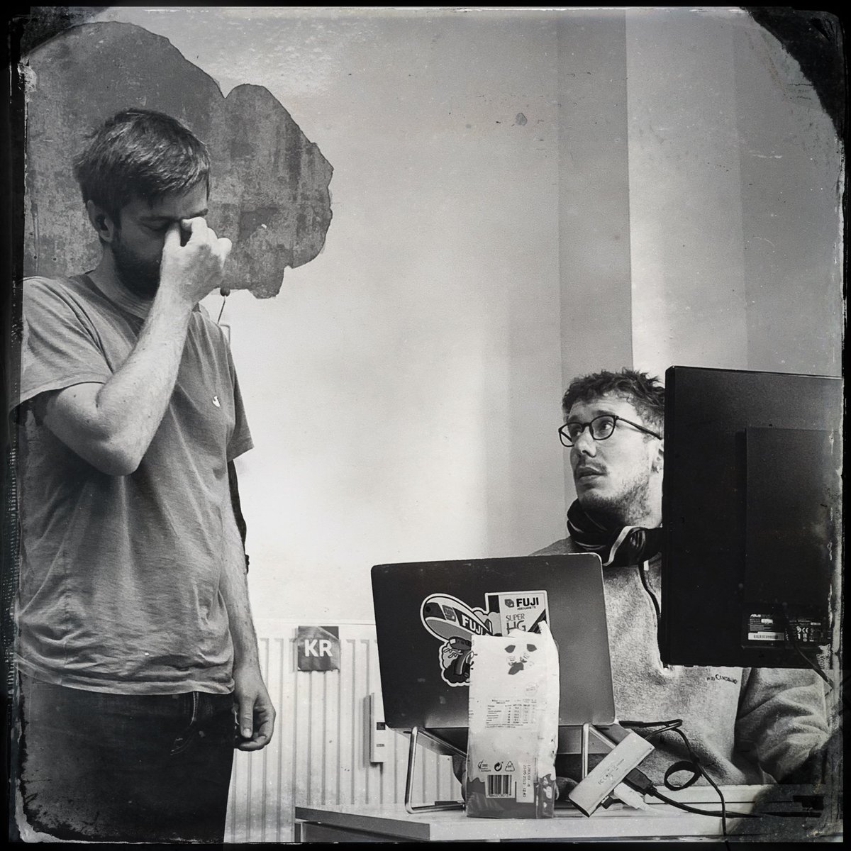 martinloestaus's tweet photo. Mein Tag in der @krautreporter-Redaktion, in Fotos

1/ Konzentrierte Arbeit mit @gri_mm und @leon_fry https://t.co/OlShHZ3n9n