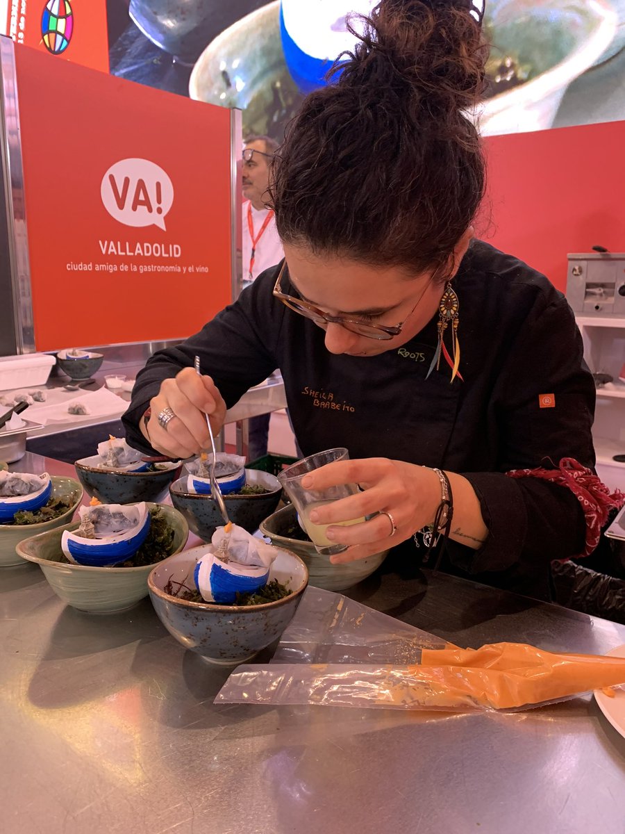 #SheilaBarbeito de <a href="/rootscoruna/">RootS</a>, preparando su tapa «Calamares en su Tinta Versión Japonesa» #Coruña #Galicia

#tapasvll2022 #noviembredetapas #vamonosdetapas #gastronomia <a href="/gastronomicomOn/">Gastronomicom News</a> <a href="/saboreavll/">Saborea Valladolid</a> <a href="/apehva/">Hostelería Valladolid</a> <a href="/infoVLL/">Turismo Valladolid</a> @Alimentacion_es <a href="/AceitesOlivaES/">Aceites Oliva España</a> <a href="/mahou_es/">Mahou</a>
