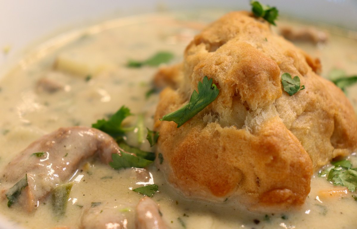 How do you turn a stew into gold? 🍲 
Add 24 carrots! 🐰 and some chik’n, peas, potatoes, and green beans. Plus, a biscuit or two. 

Have you tried our creamy Chick'n Pot Pie Stew yet?! It's like a warm sweater for your tummy 🤗

#spiraldiner #spiralisforlovers #dfwrestaurants