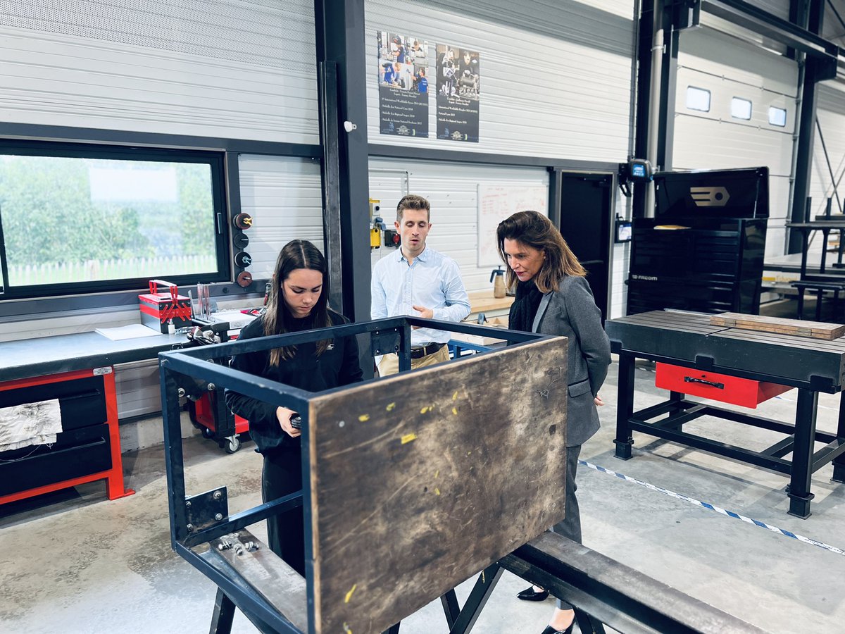 C_MORANCAIS's tweet photo. 📍Début d’immersion dans les Mauges avec la visite de Metal360 à #Torfou, une très belle entreprise artisanale spécialisée dans la #métallerie fondée par Tommy Bouchet, qui prépare également les jeunes au concours @WorldSkills 👏🏻👏🏻 https://t.co/g1FlxmDV9m