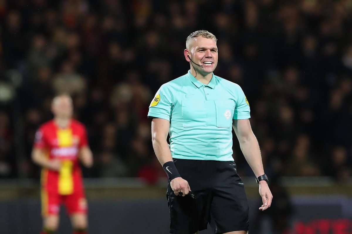 Op donderdag 1 december geeft #scheidsrechter betaald voetbal Alex Bos een presentatie bij de <a href="/SAOApeldoorn/">SAO Apeldoorn</a> 😁 De presentatie begint om 21.00 uur!