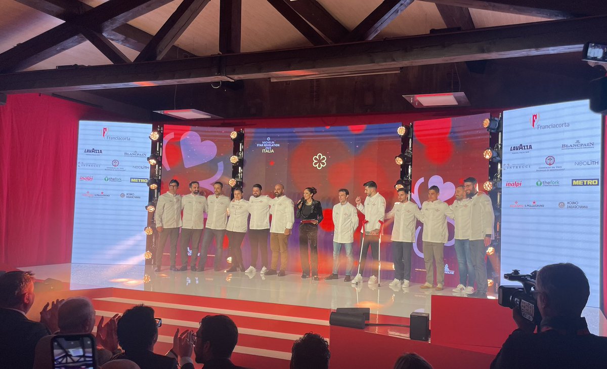 WineNewsIt's tweet photo. Dalla @Franciacorta, dove c’è anche WineNews, la Guida #MichelinGuideIt 2023 sta svelando, nell’edizione 68, le 33 nuove “#unastella” e le 4 nuove “#duestelle” della #cucinaitaliana nella “#MichelinStar23 #RevelationItalia” … aspettando le mitiche #trestelle ! https://t.co/bC0SbiBKv1