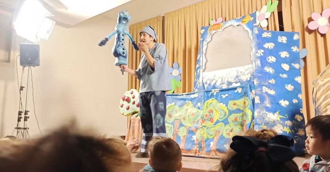 FatimaColegio's tweet photo. El viernes pasado los pequeños de infantil hemos conocido y disfrutado de un teatro muy especial, con un montón de personajes muy divertidos y… ¡¡un teatro de sombras que nunca habíamos visto!! 🎭
¡Gracias “Caballo Equilibrista” por enseñarnos tu mundo! 🎭🌍
#TeatroDeSombras https://t.co/ST00Ck9nlV