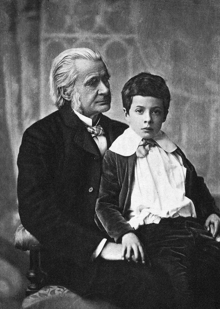 Image Source: https://www.nature.com/articles/d41586-022-03579-7 Thomas Henry Huxley with Julian in 1895.Credit: Granger/Shutterstock
