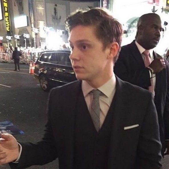 evancomfort's tweet image. evan peters wearing suits, so majestic 🤌💭