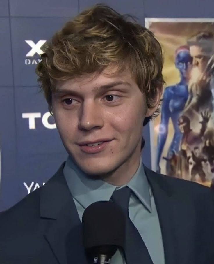 evancomfort's tweet image. evan peters wearing suits, so majestic 🤌💭