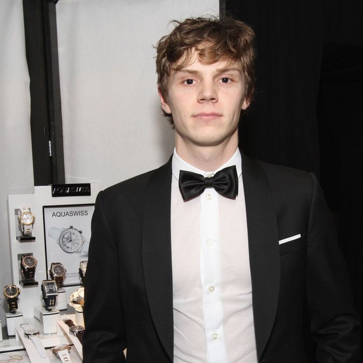 evancomfort's tweet image. evan peters wearing suits, so majestic 🤌💭