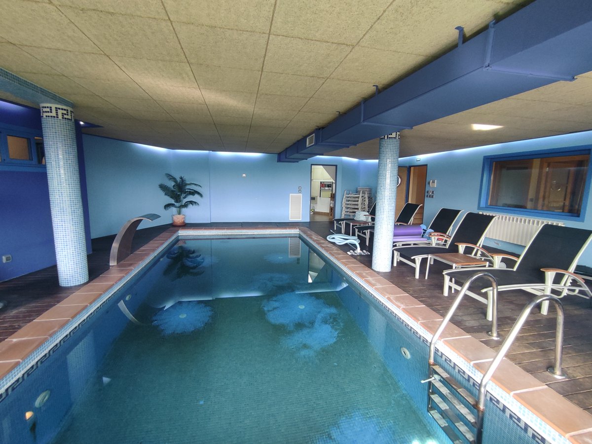 #chaletenventa en #coruña, concretamente en #Eirís. Con unas espectaculares vistas de Santa Cristina y ría del Burgo. Parcela de 790m², 500m² construidos, se distribuyen en 5 habitaciones, 6 baños, spa, piscina cubierta, jardin.  atlanticoinmobiliaria.com/ad/99447402