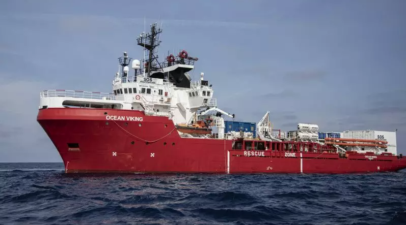 F_Desouche's tweet photo. L'Ocean Viking se dirigerait vers la France et pourrait débarquer 234 migrants à Marseille, avec l'accord de Darmanin, selon un média italien. Le navire arriverait dans la nuit de mercredi à jeudi (MàJ)
https://t.co/SSWWIJFBxV https://t.co/syXNYJPyUT