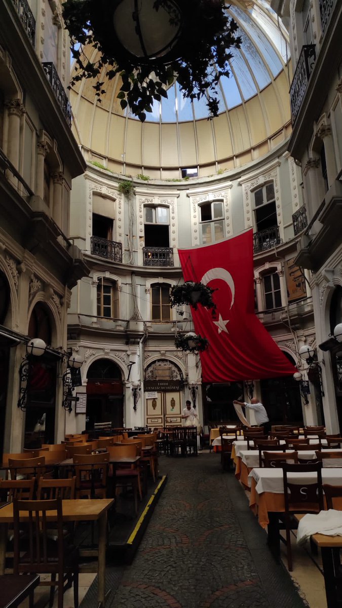 Her defasında ayrı bir güzel şehir 😌
Fonda Emir Can'dan #Beyoğlu çalıyor 💫