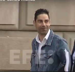 Este neonazi es agente de la Guardia Civil y hoy ha sido condenado a 15 meses de prisión por difundir bulos contra menores migrantes. La pena ha quedado suspendida con un curso de reeducación y podrá seguir en el cuerpo policial. Las TV están ocultando su cara y su profesión.