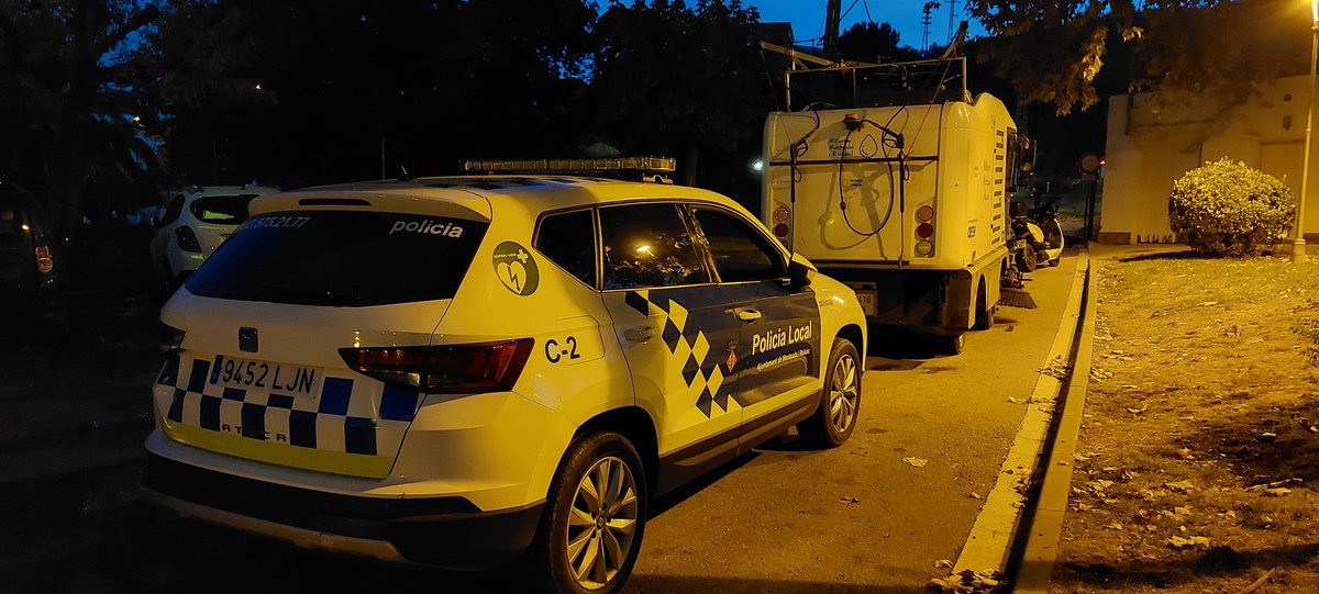 laveudemontcada's tweet photo. La fuita del dipòsit d'aigua, sota control. Dotacions de la @Policia_MiR i del servei de neteja viària vetllen per retornar l'espai afectat a la normalitat #Montcada #montcadaireixac #fuita https://t.co/nmd76kPwjg