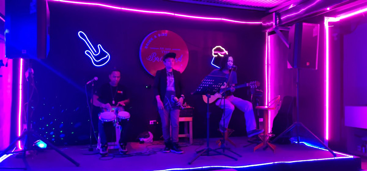 UsherGold's tweet photo. @thebackyardreload
#saturdaygig
#ushergoldAcousticBand

Acoustic LIVE😎🎺🎤🎧🎸🎹🎷🎸 https://t.co/2cnEuYiSJ7