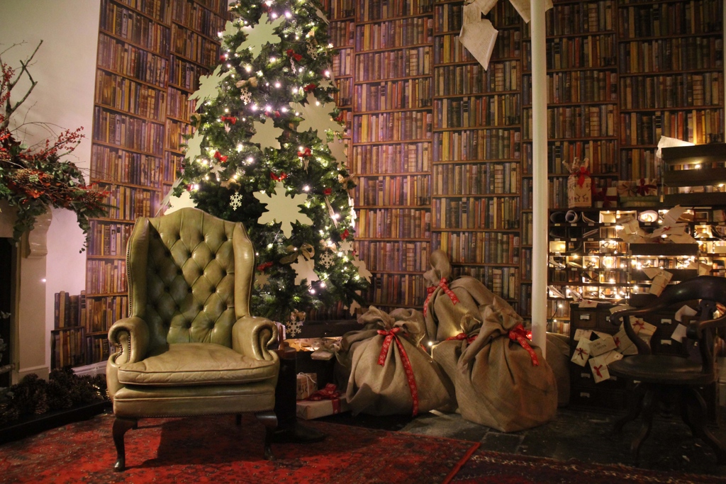 ShopPowerscourt's tweet photo. Father Christmas and his elves have been working hard to ensure that they will make it to our Historical Townhouse this December, so you and your family can experience a magical visit to his workshop✨

To book your little one’s unforgettable visit, click the link in our bio🎄 https://t.co/uwHBrwxGZz