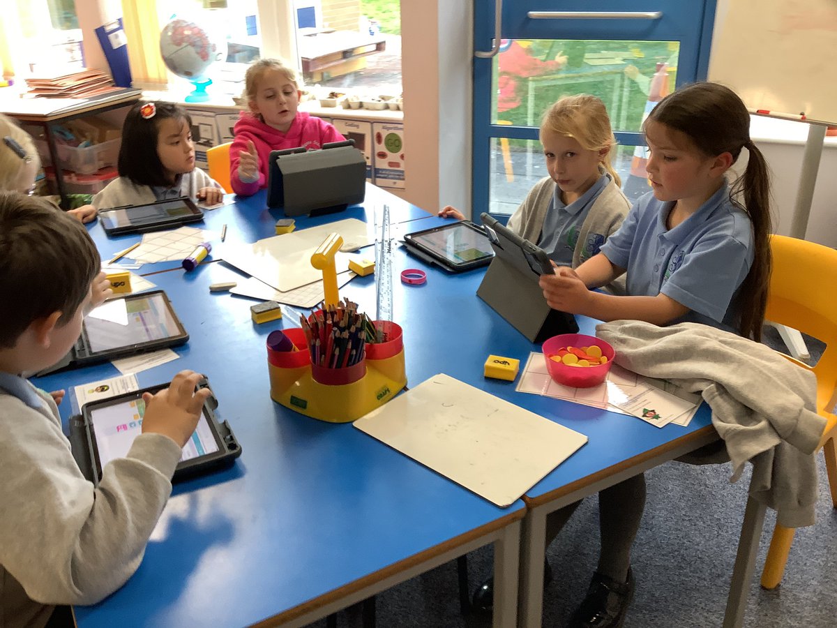StAgnesY2's tweet photo. Great coding lesson. The students did a fantastic job debugging themselves and in pairs. #stagnescomputing https://t.co/S62oKCUtoz