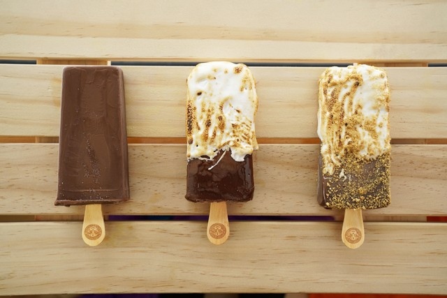 You can either have it as it is or with a dipping &amp; topping that is calling your name!

This is the Belgian Chocolate Paleta, Topped with Marshmallow Fluff &amp; Torched with Graham Cracker Crumbs: our version of the S'mores 🔥