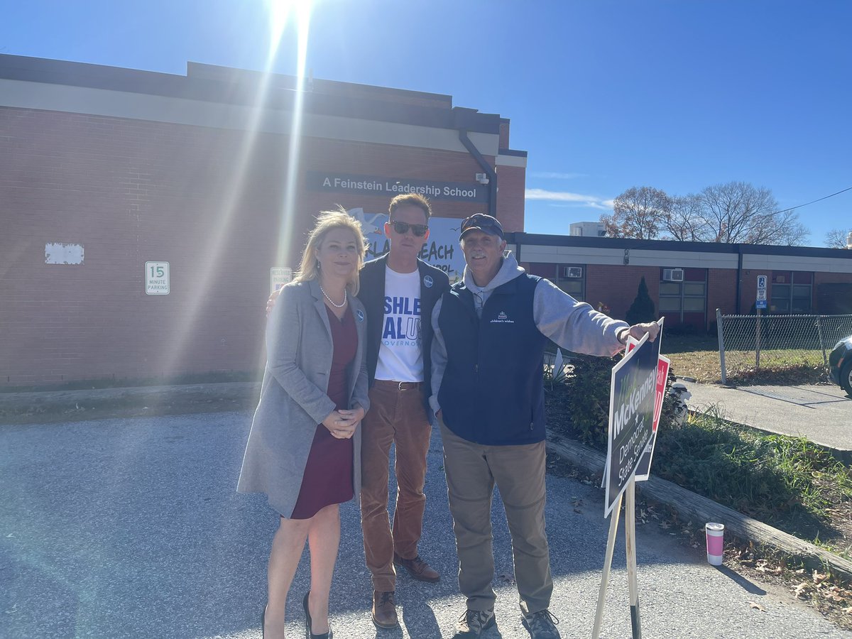 AshleyKalus's tweet photo. Quick stop at Oakland Beach Elementary in Warwick! https://t.co/YGMYPrDr9q