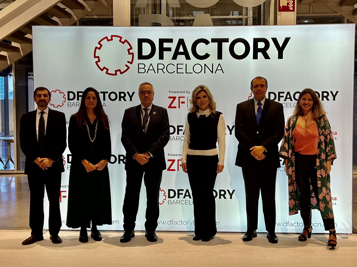 ConsulMexBCN's tweet photo. La Cónsul Claudia Pavlovich visitó @DFactoryBCN donde fue recibida por @pere_navarro, delegado especial del @ConsorciZF, y su directora general @SorigueBlanca, con el fin de explorar oportunidades de colaboración con México 🇲🇽 en temas de la nueva economía e industria 4.0 https://t.co/fdVw0uPX1d