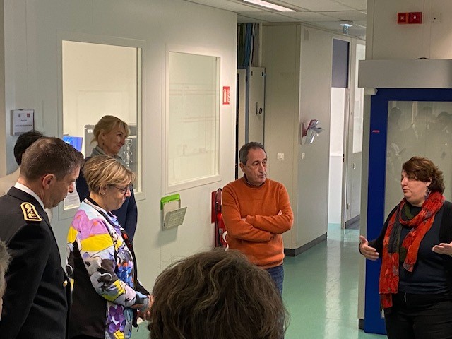 CEA_Jacob_'s tweet photo. [🔬 #endirectdeslabos] Aujourd’hui, @sretailleau a découvert le #Genoscope @GenoUMR_GM , ses projets de #génomique environnementale dont celui avec @TaraOcean_ et son plateau de #séquençage . Visite guidée par Patrick  Wincker &amp; @VroDeBerardinis , directeur &amp; directrice adjointe. https://t.co/94sdJwCDtS