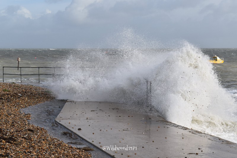 wildwood1971's tweet photo. #splashpoint Just before high tide @PONewsHub @VisitSelsey @greatsussexway @ExpWestSussex @BBCSouthWeather @AlexisGreenTV @itvmeridian @PhilippaDrewITV @metofficestorms @metoffice @VisitSEEngland @BBCSussex @thecoastalguide @CoastalWestSx @ThePhotoHour @Chiobserver https://t.co/vsnipbAEjS