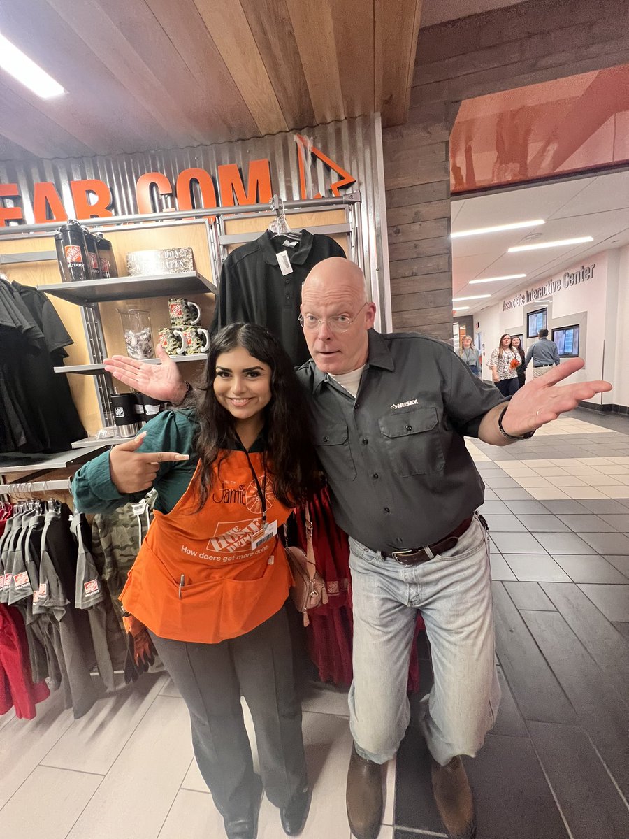 Yaymi16's tweet photo. Day 2 in Atlanta ! It was a pleasure meeting @HDTVDave ! #ATLANTA #HomeDepot #HDU https://t.co/vxRsqRdlYJ