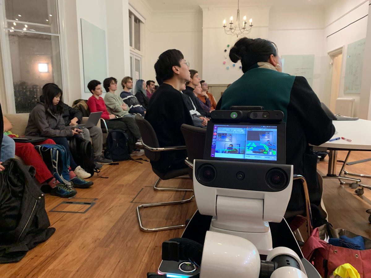TeamORIon22's tweet photo. Greeting prospective doctorate students at @oxfordrobots #Popular https://t.co/xUnkkAwkrR