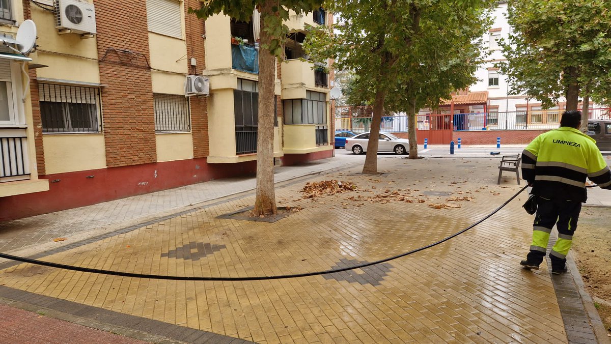 TalaveraAyto's tweet photo. #Limpieza #Viaria #Diaria #Barrios #Calles #Plazas #Parques #ImagenDeCiudad #PolíticaMedioambientalSostenible #Compromiso #TalaveraDeLaReina https://t.co/7FmIQ2lJ87