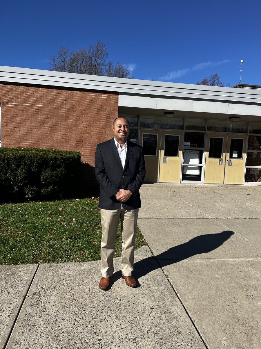 RobForGovernor's tweet image. Dropped by Wilbur Cross, Blackham, Central High and Harding High schools in Bridgeport just now to chat with voters. Most important issues are still inflation, jobs and economy. Also had a few min to speak with Harding Principal Dane Brown for a few min, nice guy.