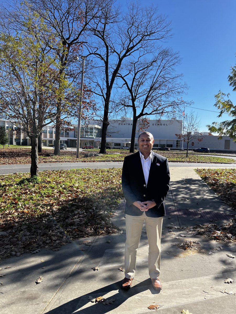 RobForGovernor's tweet image. Dropped by Wilbur Cross, Blackham, Central High and Harding High schools in Bridgeport just now to chat with voters. Most important issues are still inflation, jobs and economy. Also had a few min to speak with Harding Principal Dane Brown for a few min, nice guy.