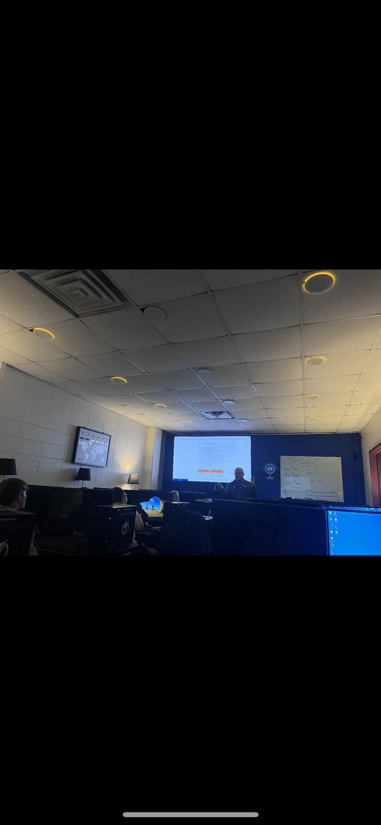 BWhitLHS_ENG's tweet photo. Criminology students enjoying Indiana State University today. #CyberCrimeLab https://t.co/wFSGBRNA1N