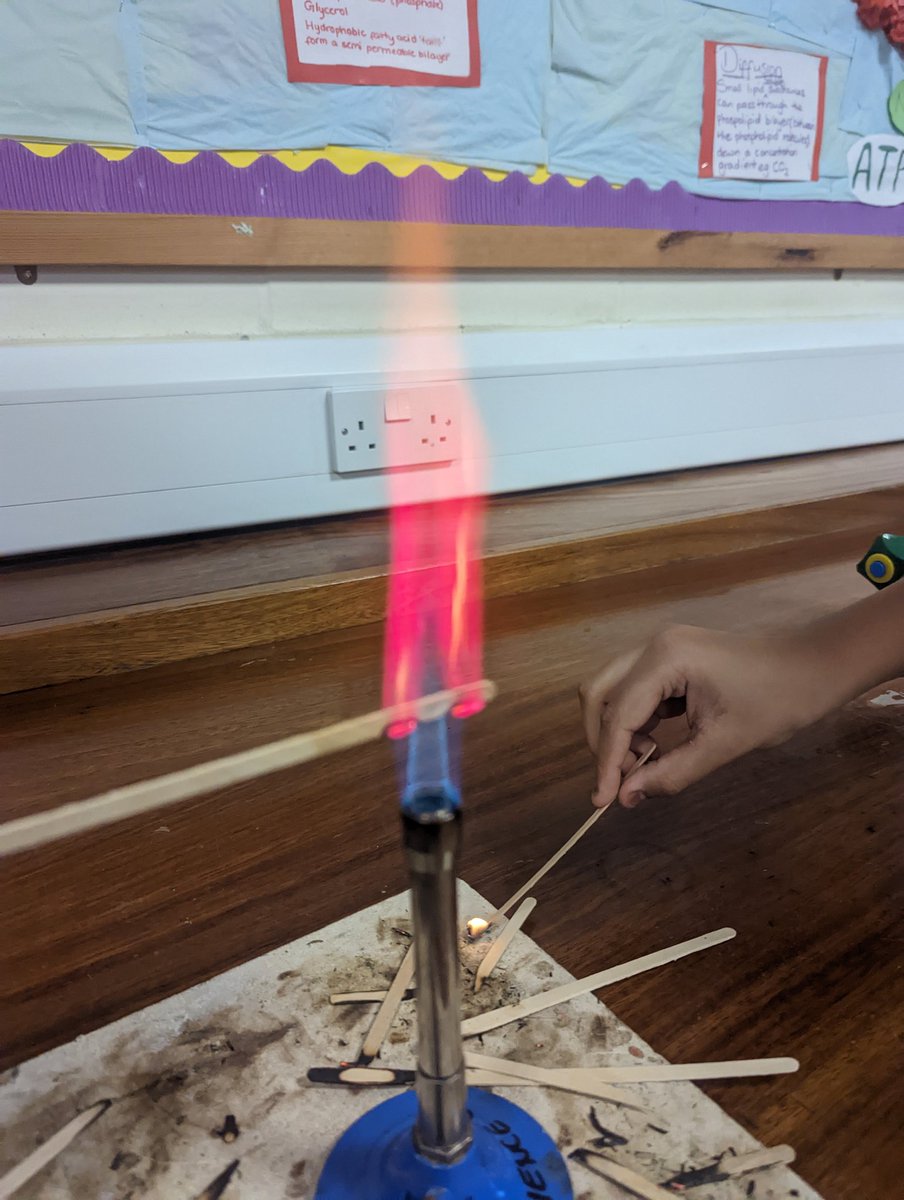 OvertonSTEM's tweet photo. Great session with some very enthusiastic pupils from @rhjuniorschool @DevonshireSM2 @AvenuePrimary @overtongrangesc
Learning how to safely use a Bunsen burner and looking at flame colours linked to fireworks
#STEMeducation #STEM https://t.co/BKF4h84S79